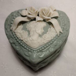 🎬 Jasperware Cameo Lady & Roses Heart Trinket Box